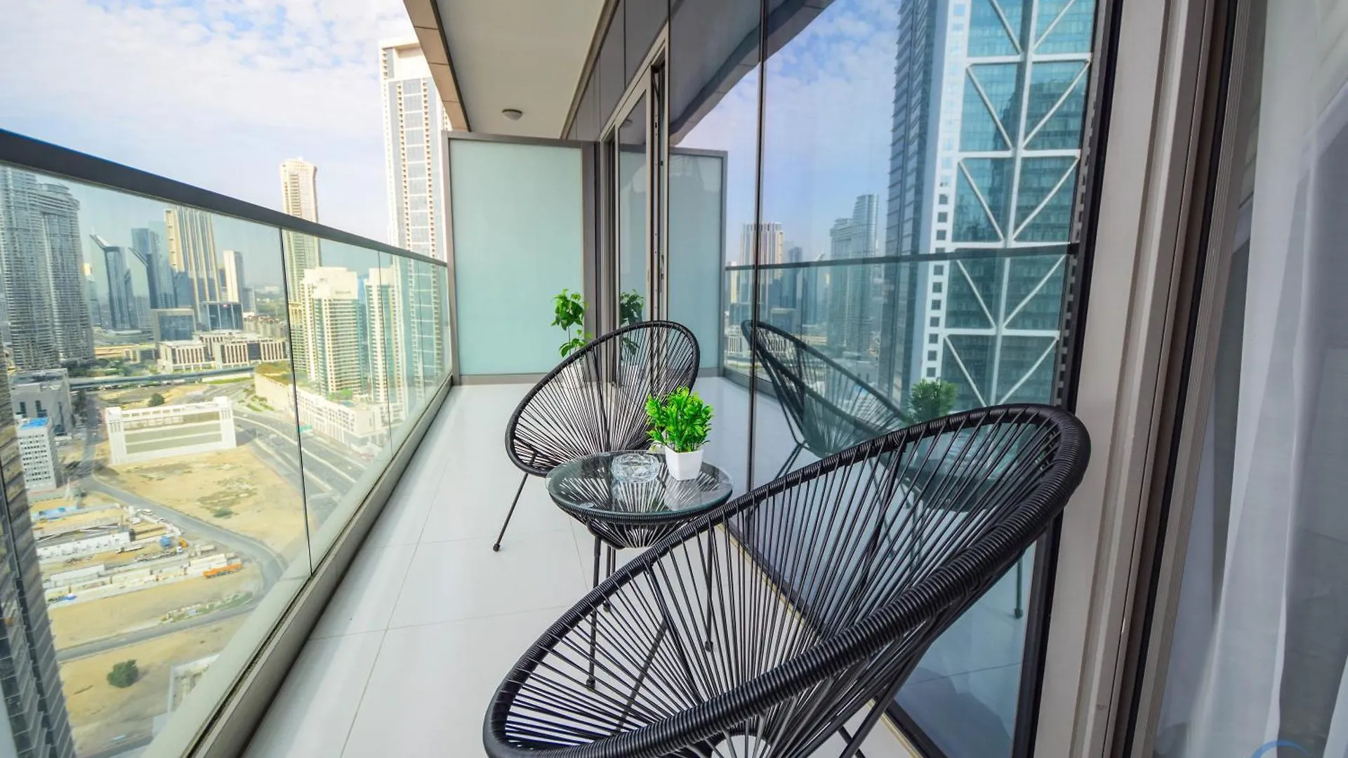 Paramount Midtown: 5-Star 2-Bed Apartment Dubai