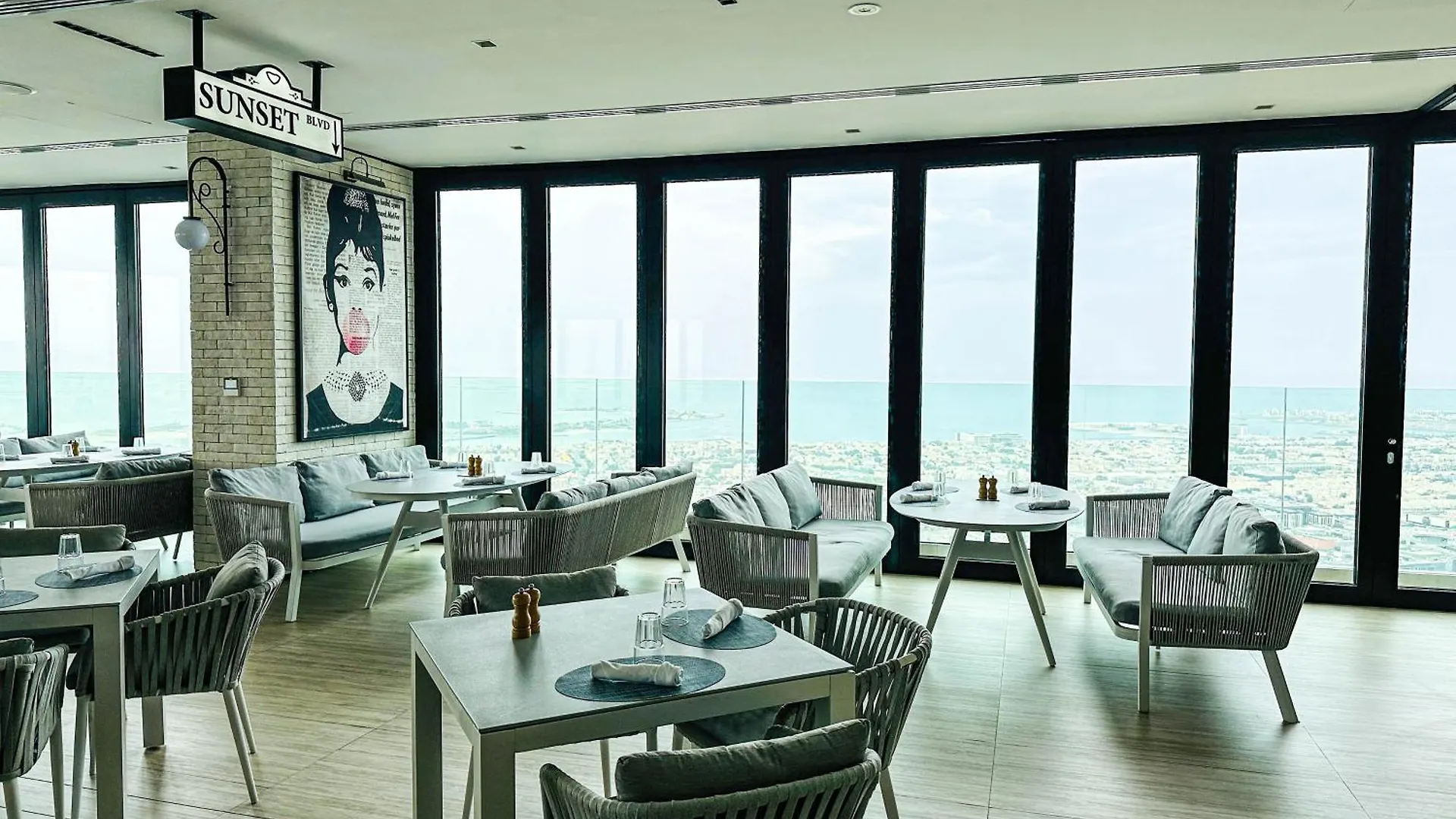 Paramount Midtown: 5-Star 2-Bed Apartment Dubai